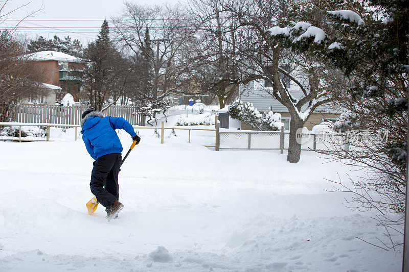 铲雪/吹雪的人